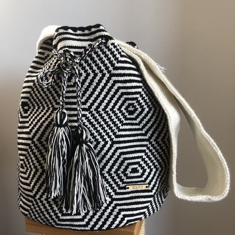 Black &amp; white Wayuu bag