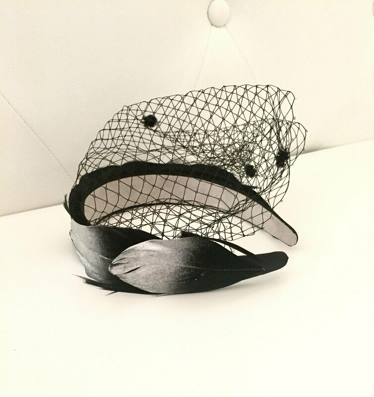Diadema tocado plumas y velo