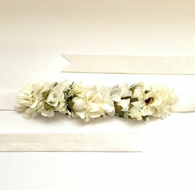 Cinturón flores y terciopelo blanco