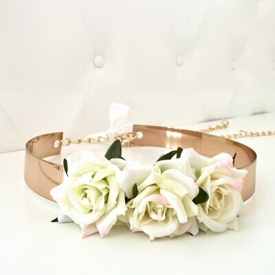 Cinturón oro y rosas blancas