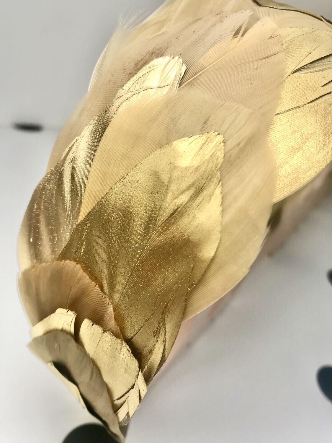 Diadema plumas oro y beige, Color: Oro y beige