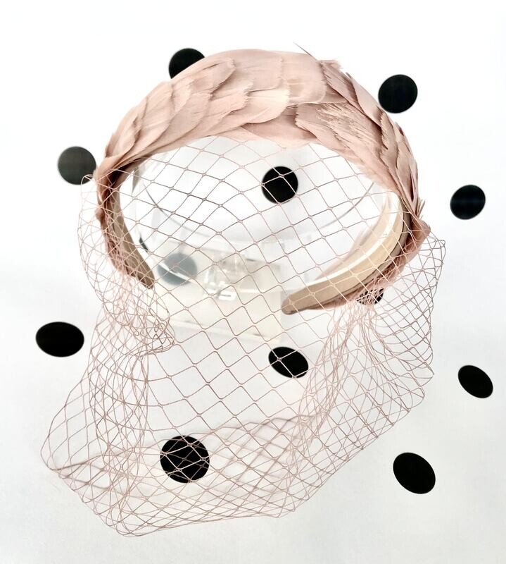 Tocado plumas nude
