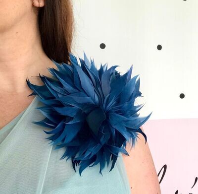 Flor plumas crisantemo azul