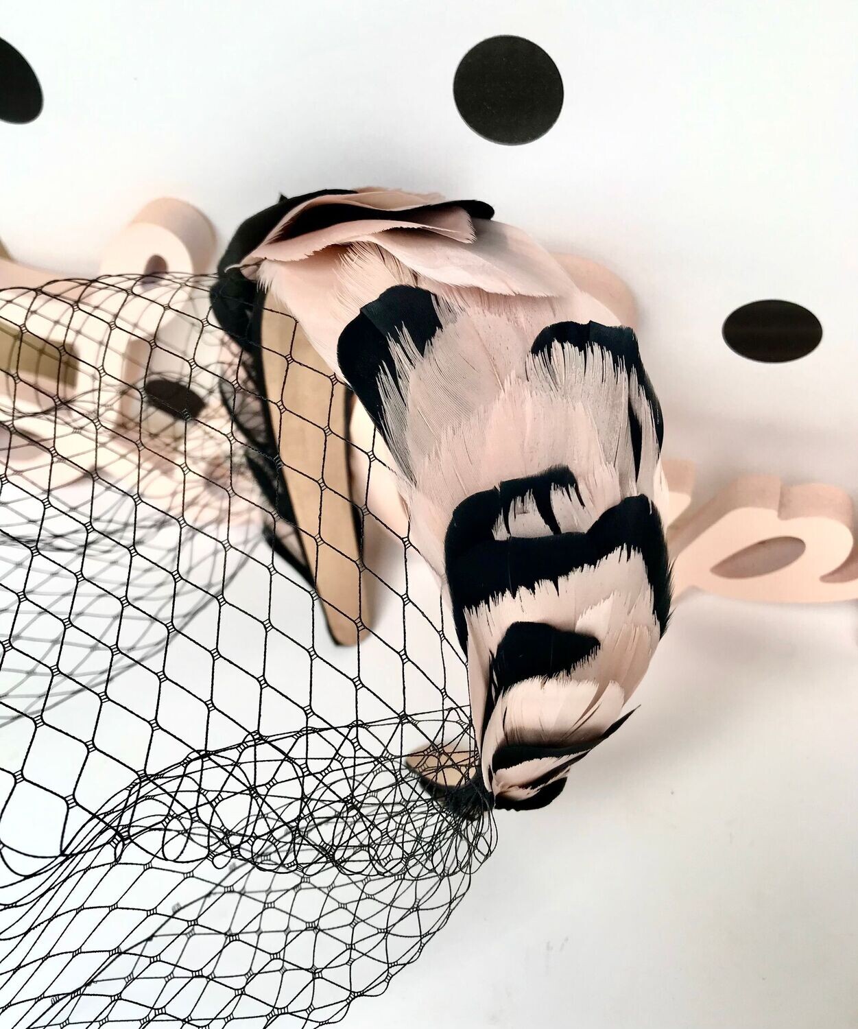 Diadema plumas negro y nude