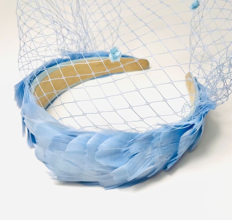 Diadema tocado plumas celeste
