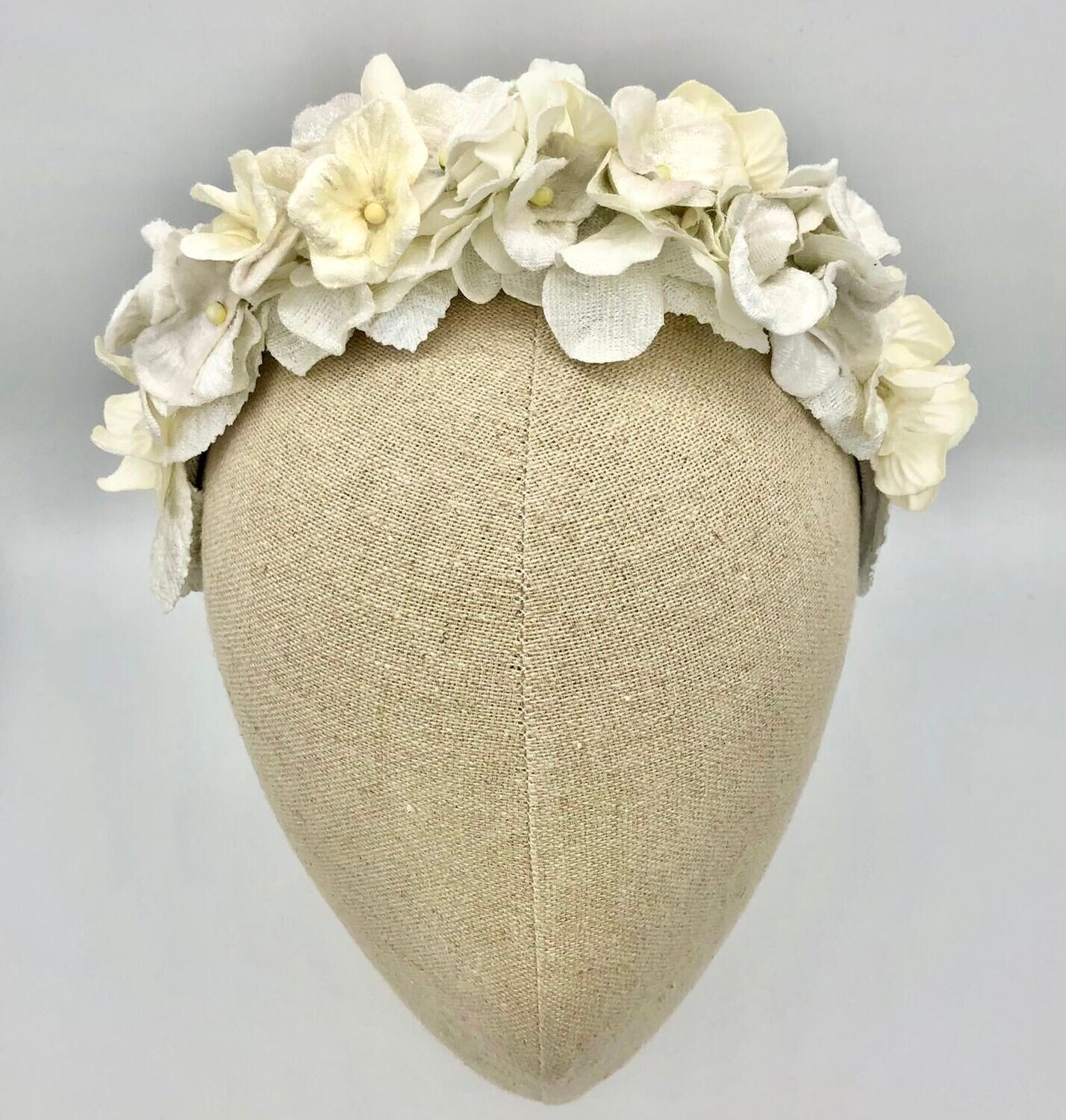 Diadema flores terciopelo blanco