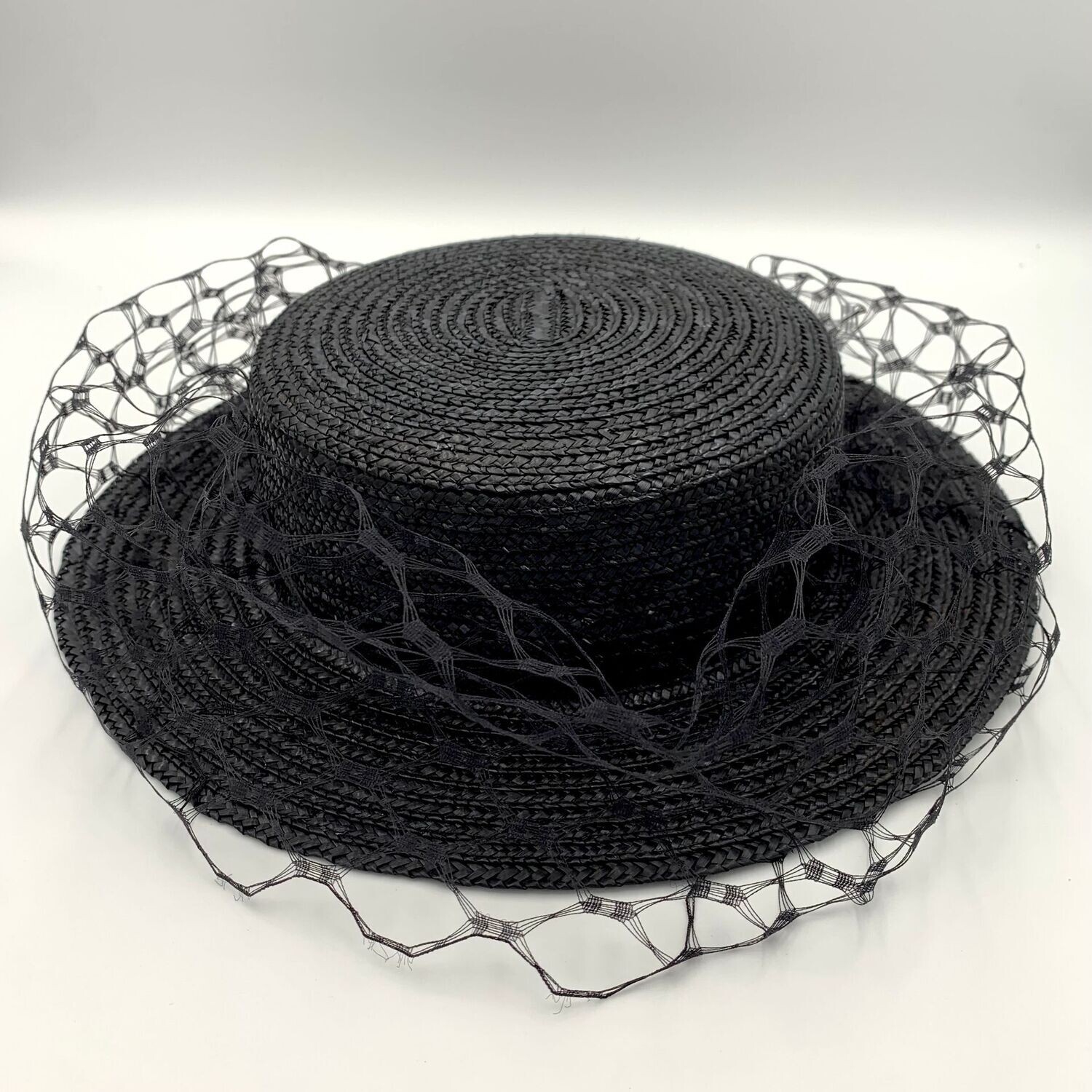 Sombrero negro con velo