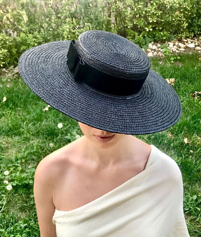 Wide-Brimmed black straw hat