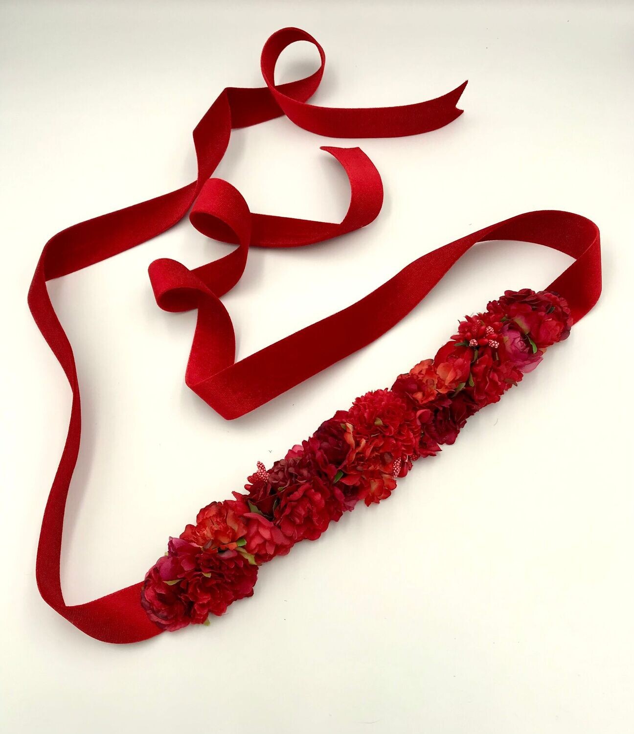 Cinturón flores terciopelo rojo, Cierre: Abierto