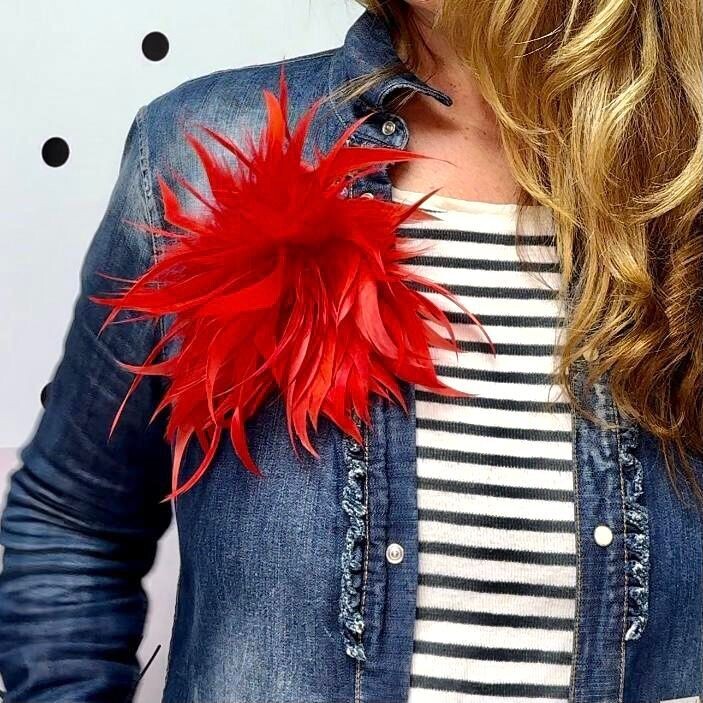 Flor de plumas rojo