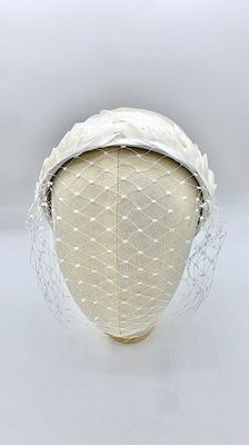 Diadema tocado plumas blancas