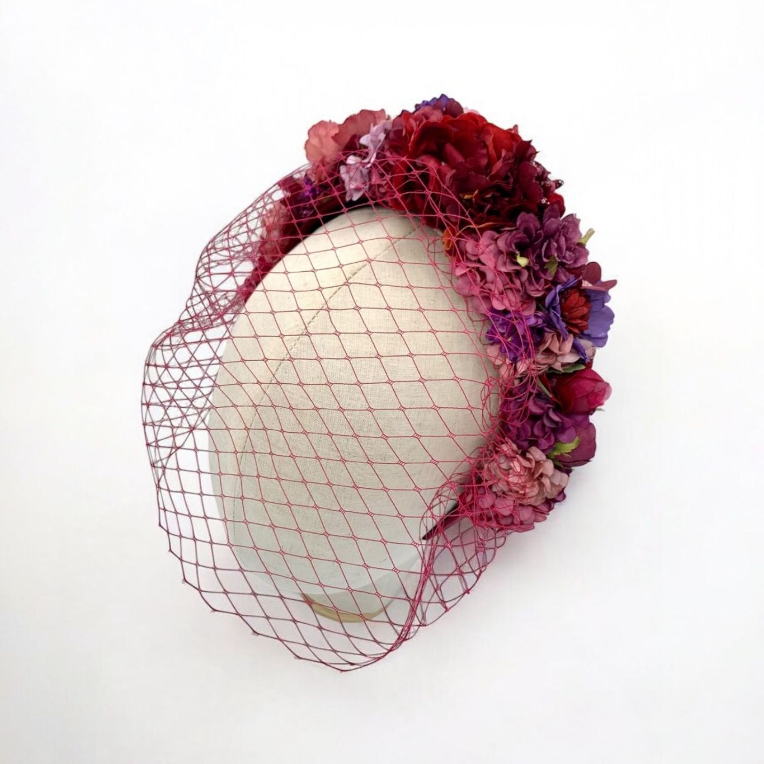 Diadema tocado flores burdeos