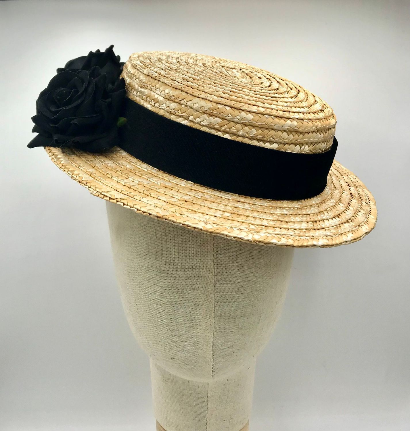 Straw hat top low velvet flowers, Color: Negro