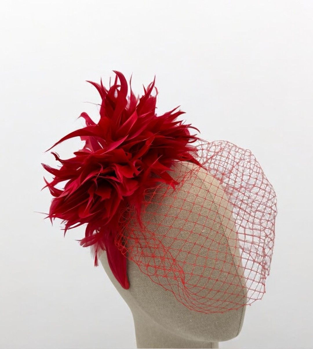 Tocado plumas flor rojo