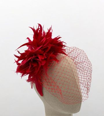 Tocado plumas flor rojo