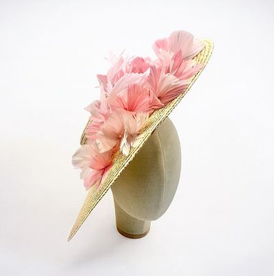 Wide-Brimmed straw hat pink feathers