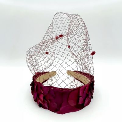 Diadema tocado plumas burdeos