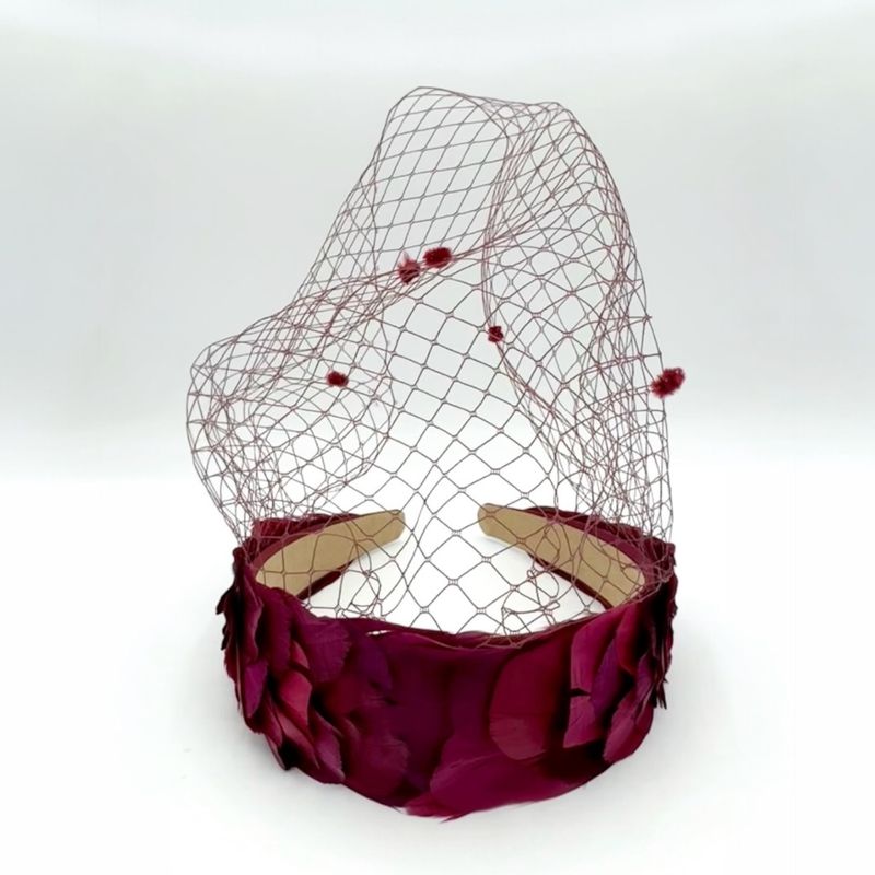 Diadema tocado plumas burdeos