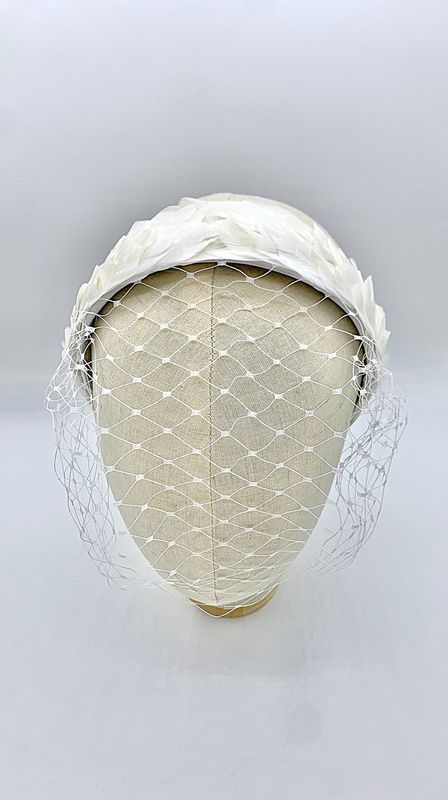 Diadema tocado plumas blancas
