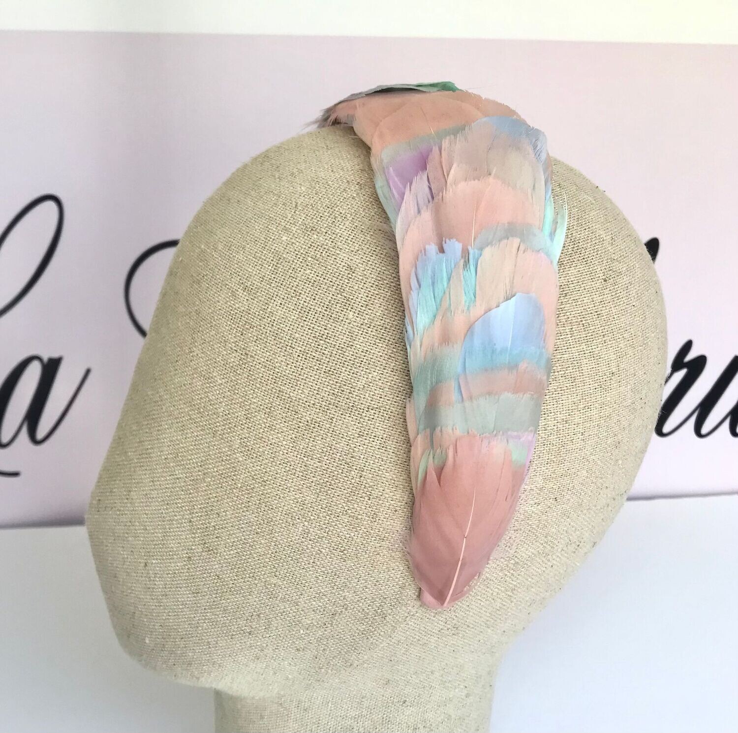 Diadema plumas pastel, Velo: Sin velo