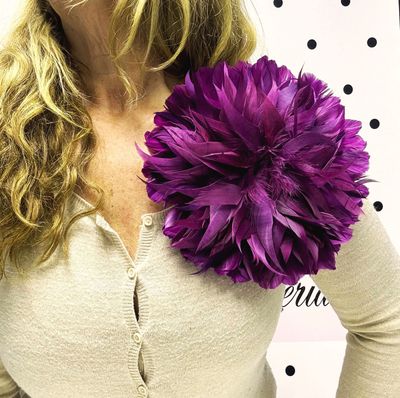 Broche maxi flor plumas ciruela