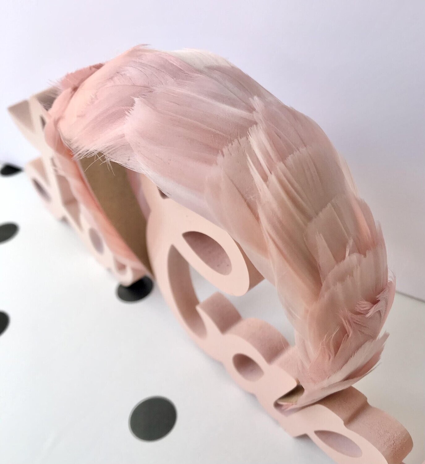 Diadema tocado plumas rosa, Acabado: Sin velo