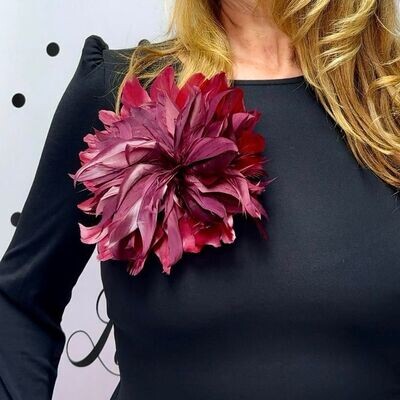 Broche maxi flor plumas burdeos