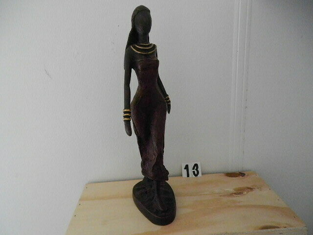 10013 Spadserende dame