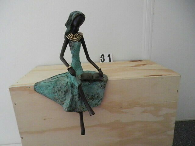 10031 Siddende dame