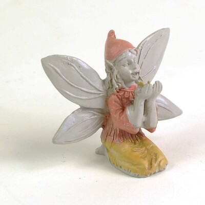 16473 Kneeling Butterfly Fairy