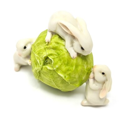 16045 Three Bunnies with Cabbage