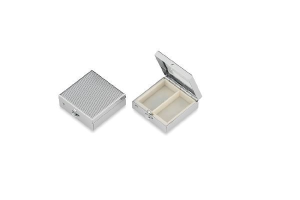 Pillendose quadratisch verchromt 2 geteilt HxBxT 1.5 x 4 x 4 cm Pillendose quadratisch verchromt 2 geteilt HxBxT 1.5 x 4 x 4 cm