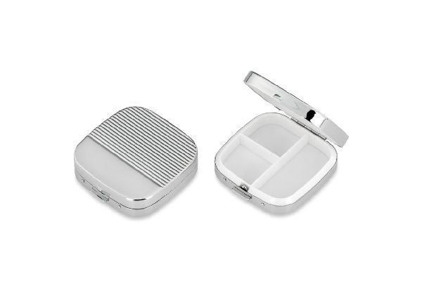 Pillendose quadratisch verchromt 3 geteilt HxBxT 1.7 x 6 x 6 cm Pillendose quadratisch verchromt 3 geteilt HxBxT 1.7 x 6 x 6 cm