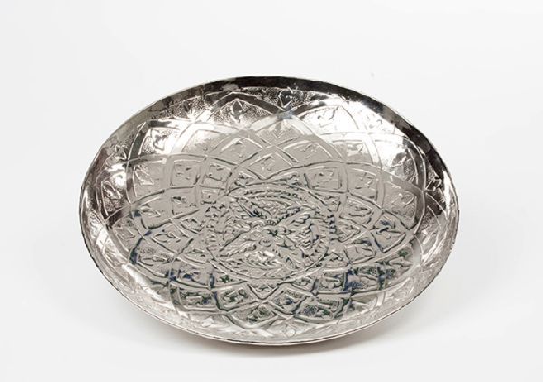 Tablett Oriental rund 35 cm Aluminium vernickelt Höhe x Breite 3.5 x 35.5 cm Tablett Oriental rund 35 cm Aluminium vernickelt Höhe x Breite 3.5 x 35.5 cm
