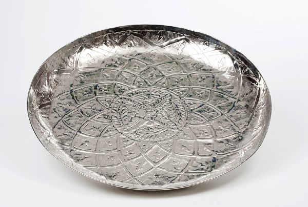 Tablett Oriental rund 55 cm Aluminium vernickelt Höhe x Breite 5 x 55 cm Tablett Oriental rund 55 cm Aluminium vernickelt Höhe x Breite 5 x 55 cm