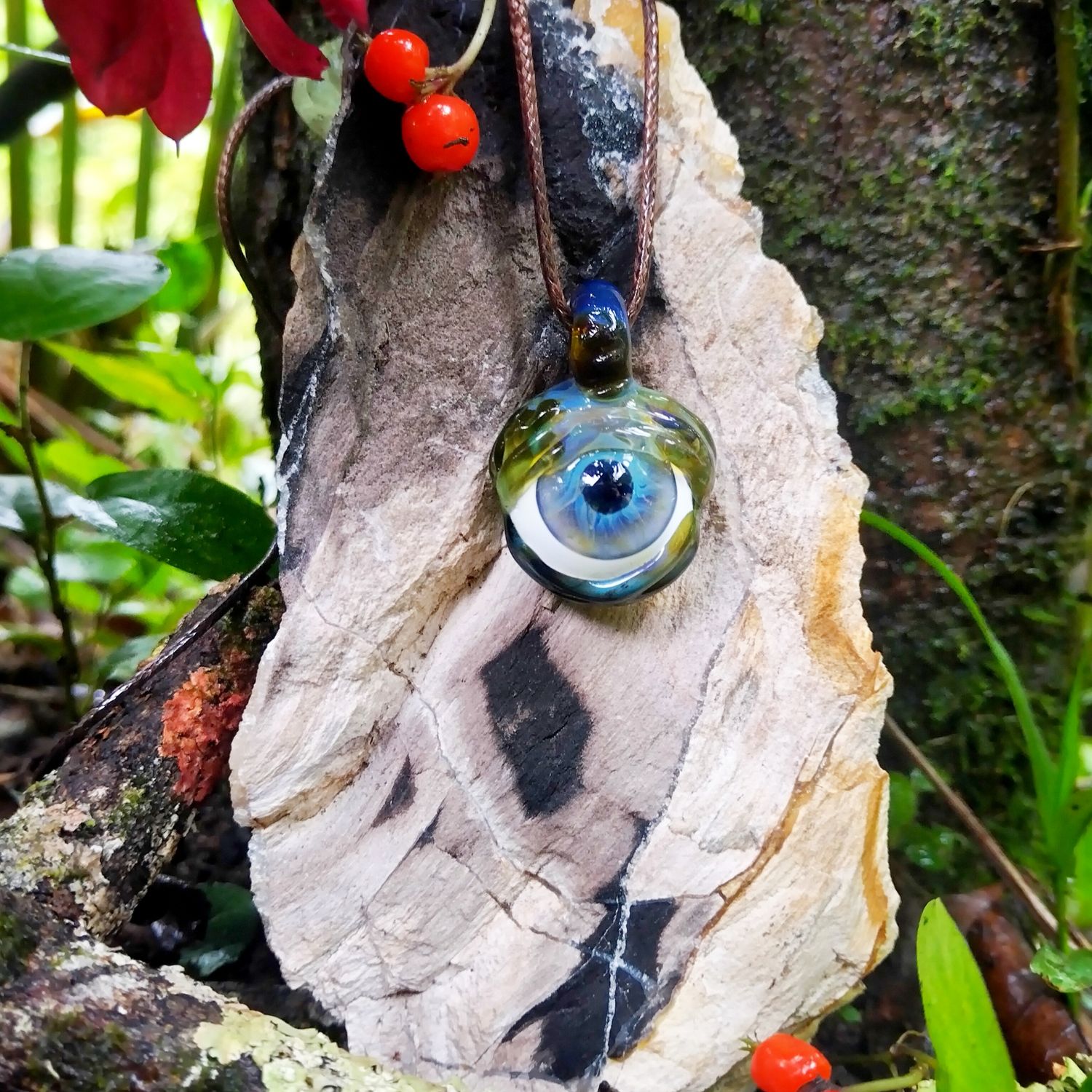 Dije de ojo humano