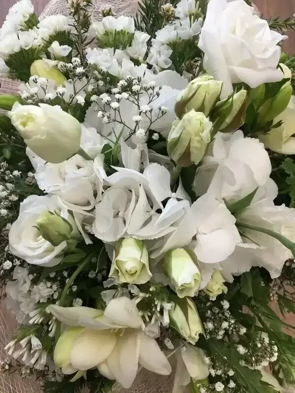 Classic white posy