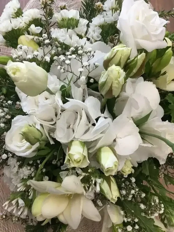 Classic white posy