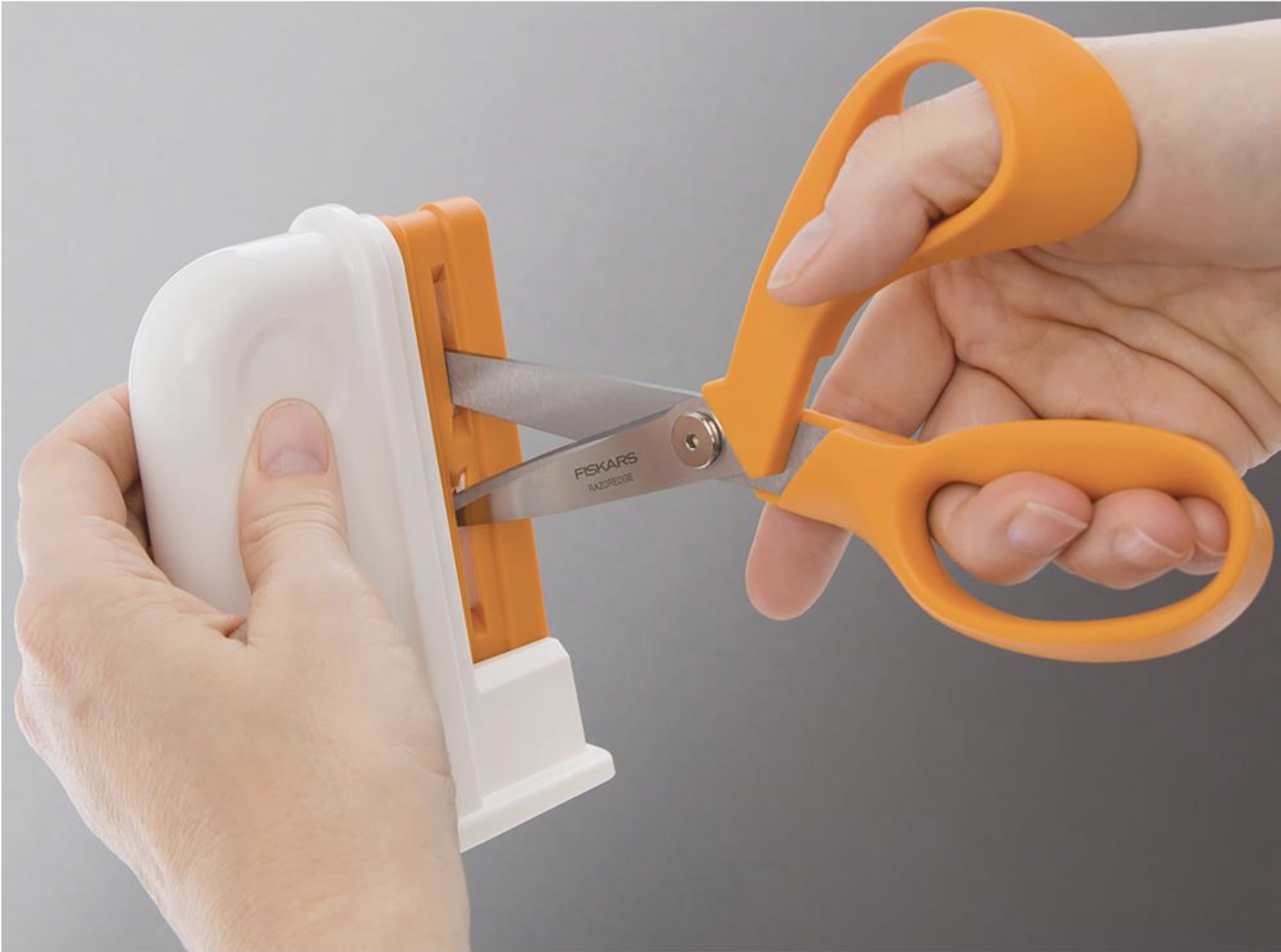 AFILADOR DE TIJERAS FISKARS