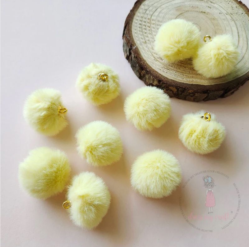 POMPONES PASTEL CON LAZO AMARILLO CLARO