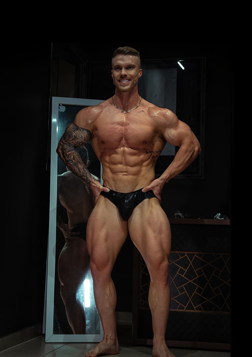 Classic physique Pro V Cut
