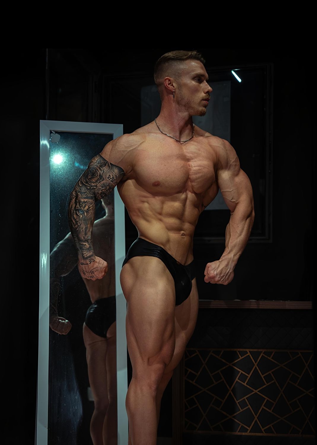 Classic physique Pro V Cut