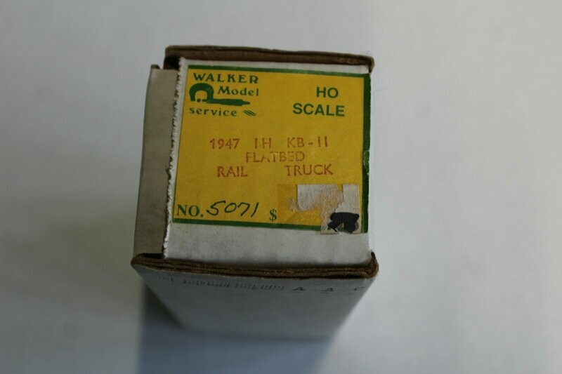 Walker Model5071 IH 1947 KB-11 Flatbed Rail Truck