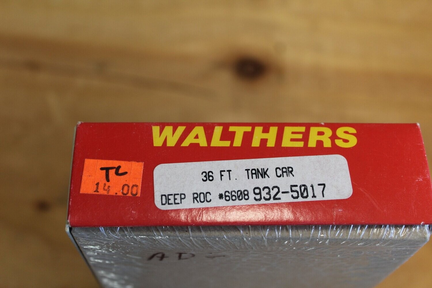 WALTHERS 932-5017 DEEP ROCK 36' TANK CAR