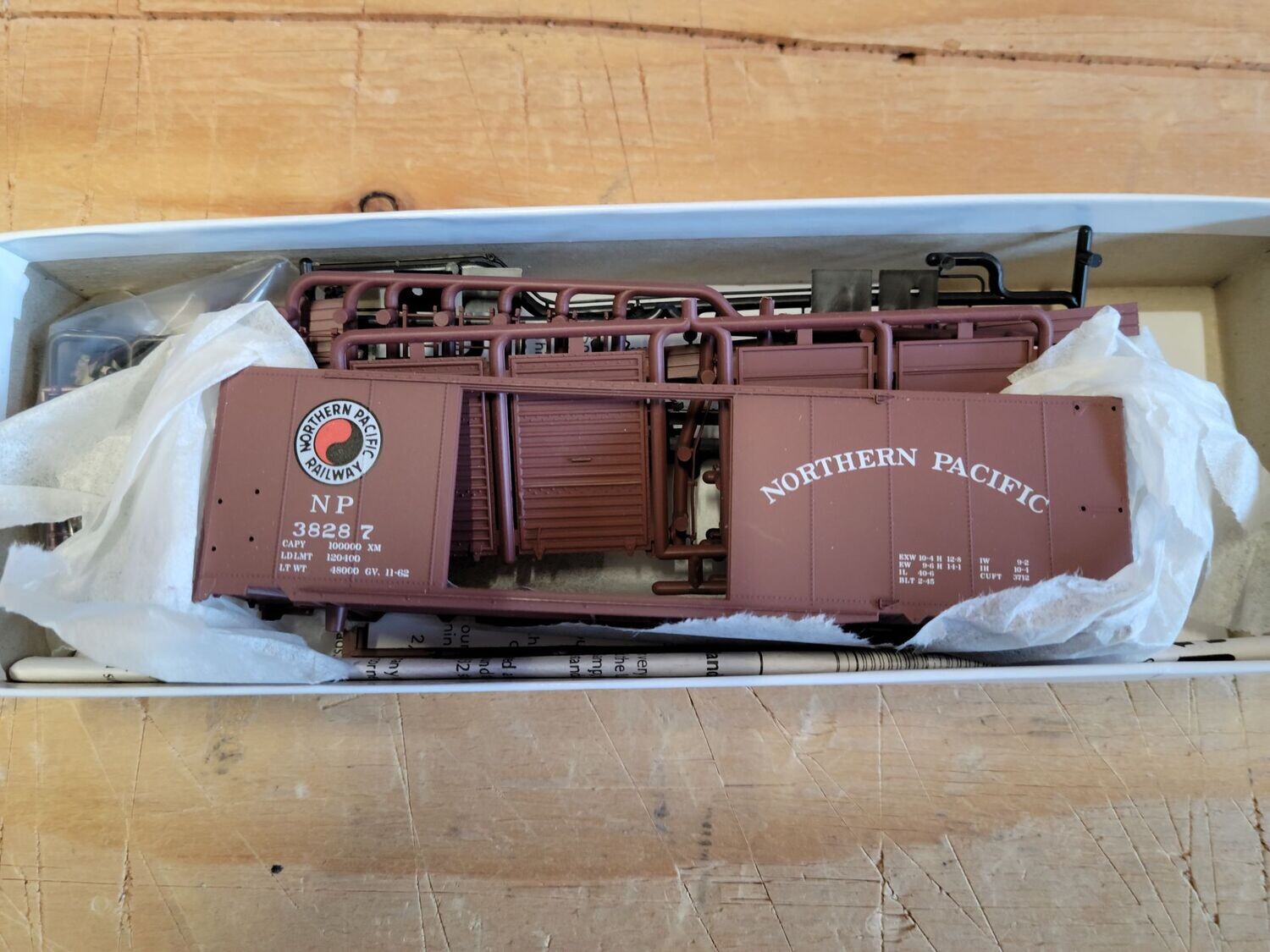 Red Caboose 8529 Northern Pacific 40' AAR Double Staggered Doors
