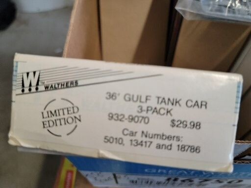 WAL 932-9070 36' GULF TANK CARS