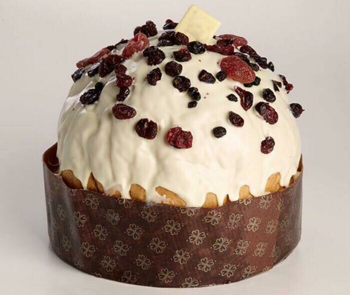 " Panettone " with white chocolate and berries