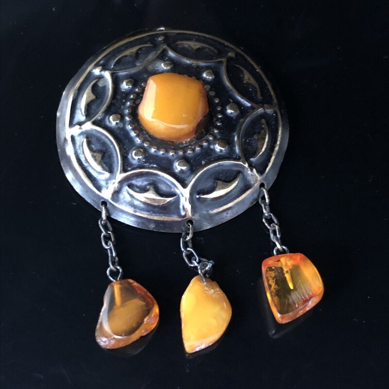 Брошь сакта с янтарем и подвесками, СССР, 1970-е гг