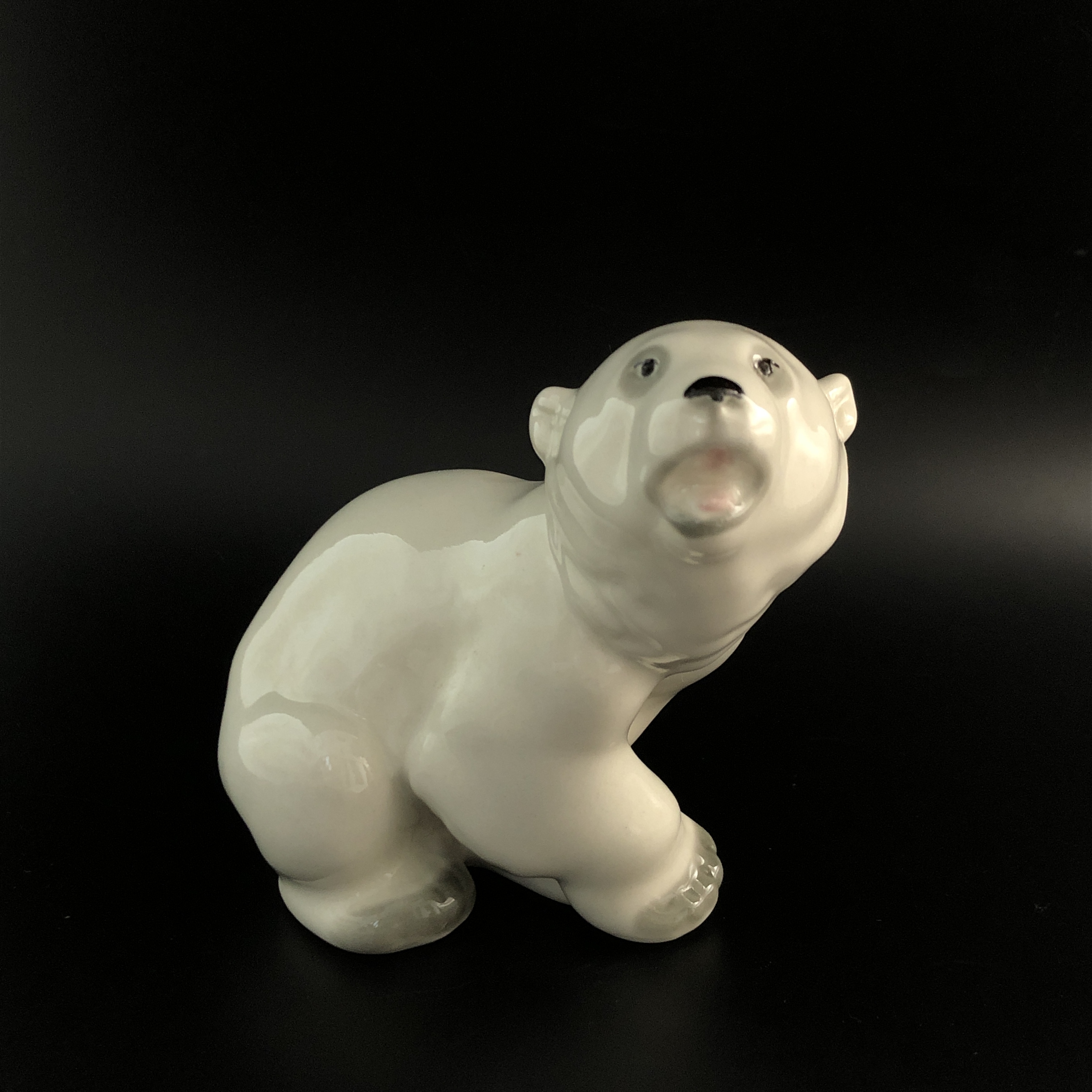 Лфз белый медведь ссср. В коллекции у наташи 86 фигурок медведей. Ифз. Белый медвежонок лфз. Модные медведи статуэтки.