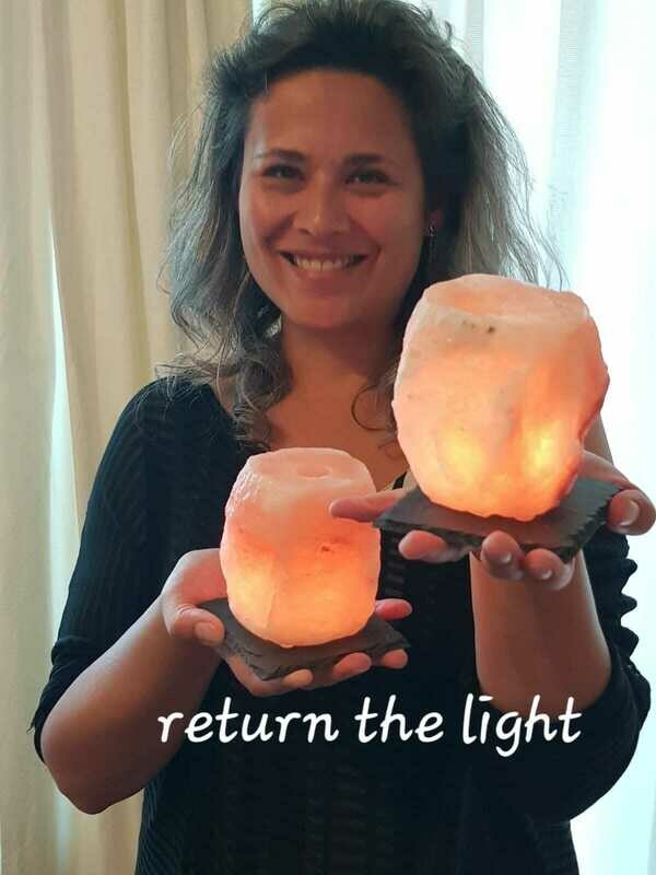 .....ACTIE.....RETURN THE LIGHT.....  1 tot 2 KG .        Set van 2 lampen.       Gratis leisteen onderzetters bijgeleverd, t.w.v € 5,00 +       2 gratis waxinelichtjes.